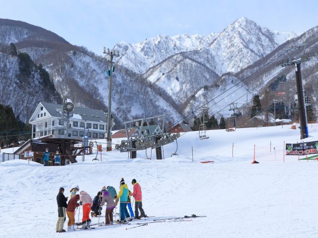 スキーがつなぐ冬の雪山旅自然と人と心を結ぶ滞在体験
